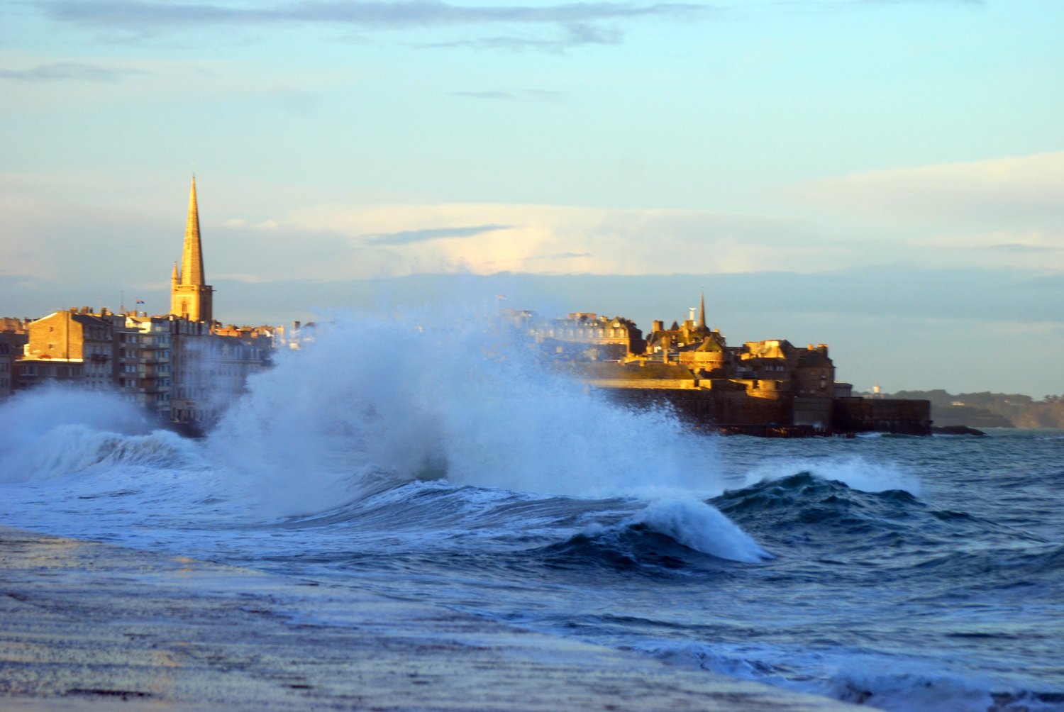 Grande marée et vagues à Saint Malo