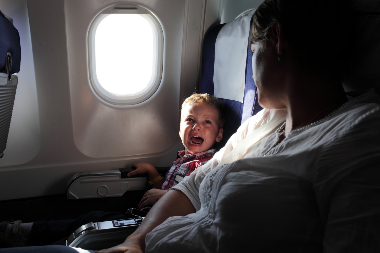 Pourquoi les pleurs des bébés sont plus fréquents en avion et comment y  faire face ?