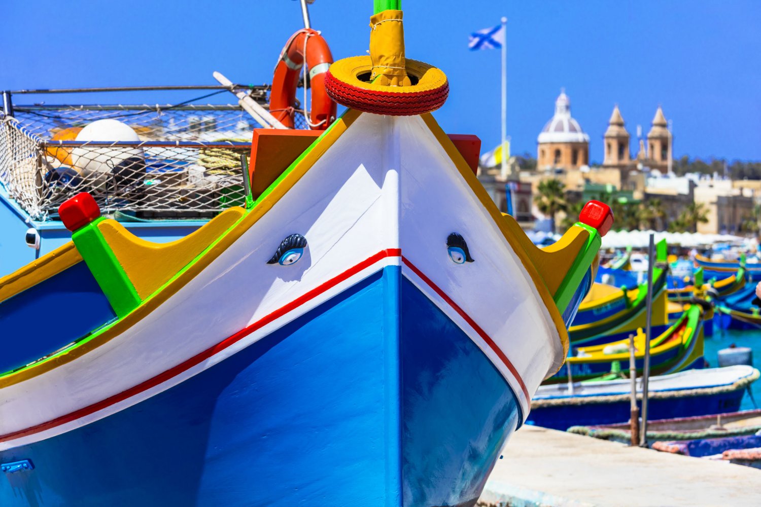 bateaux colorés traditionnels dans le village de marsaxlokk à malte