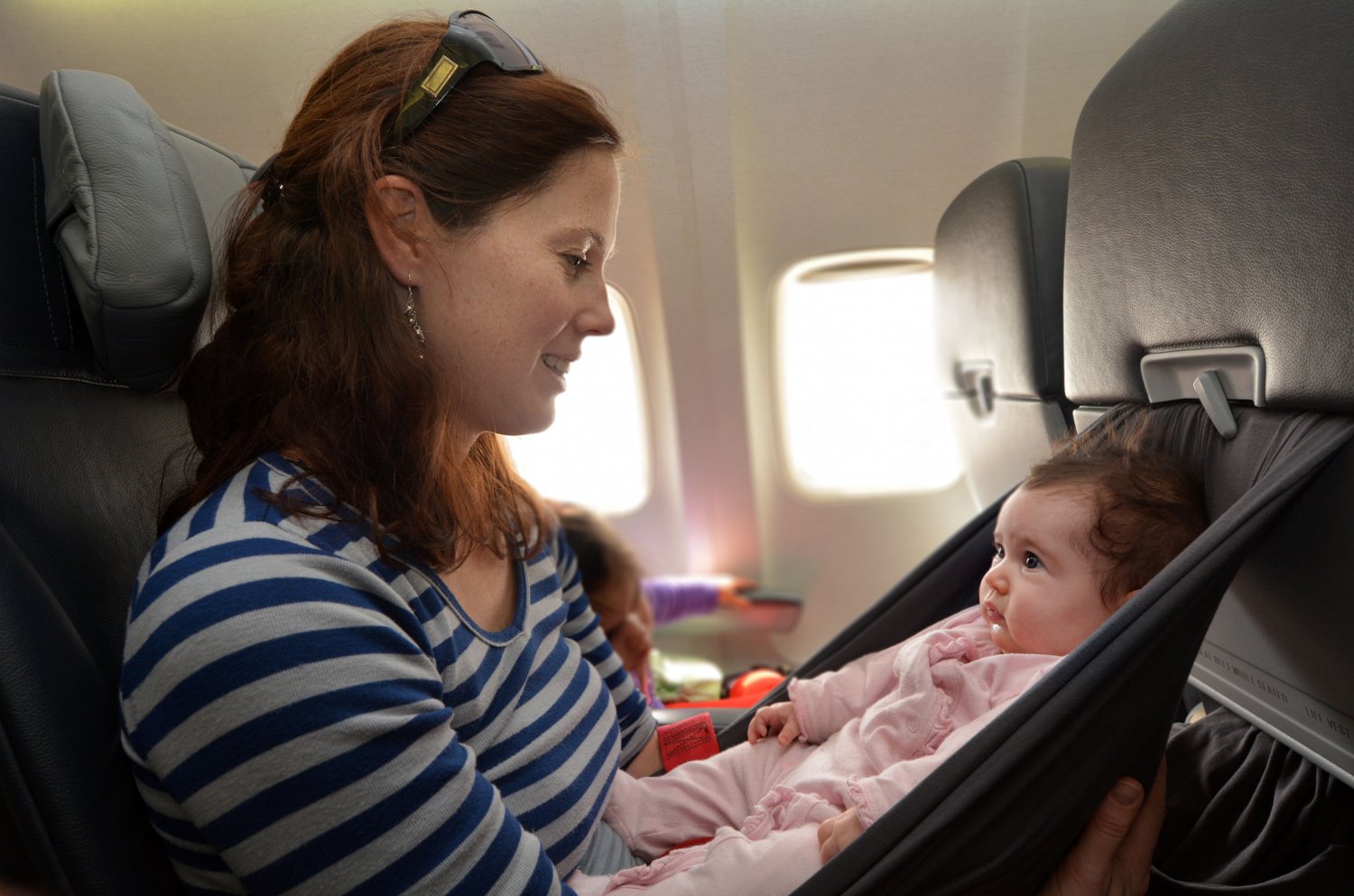 Prendre l'avion avec un bébé : le guide pratique