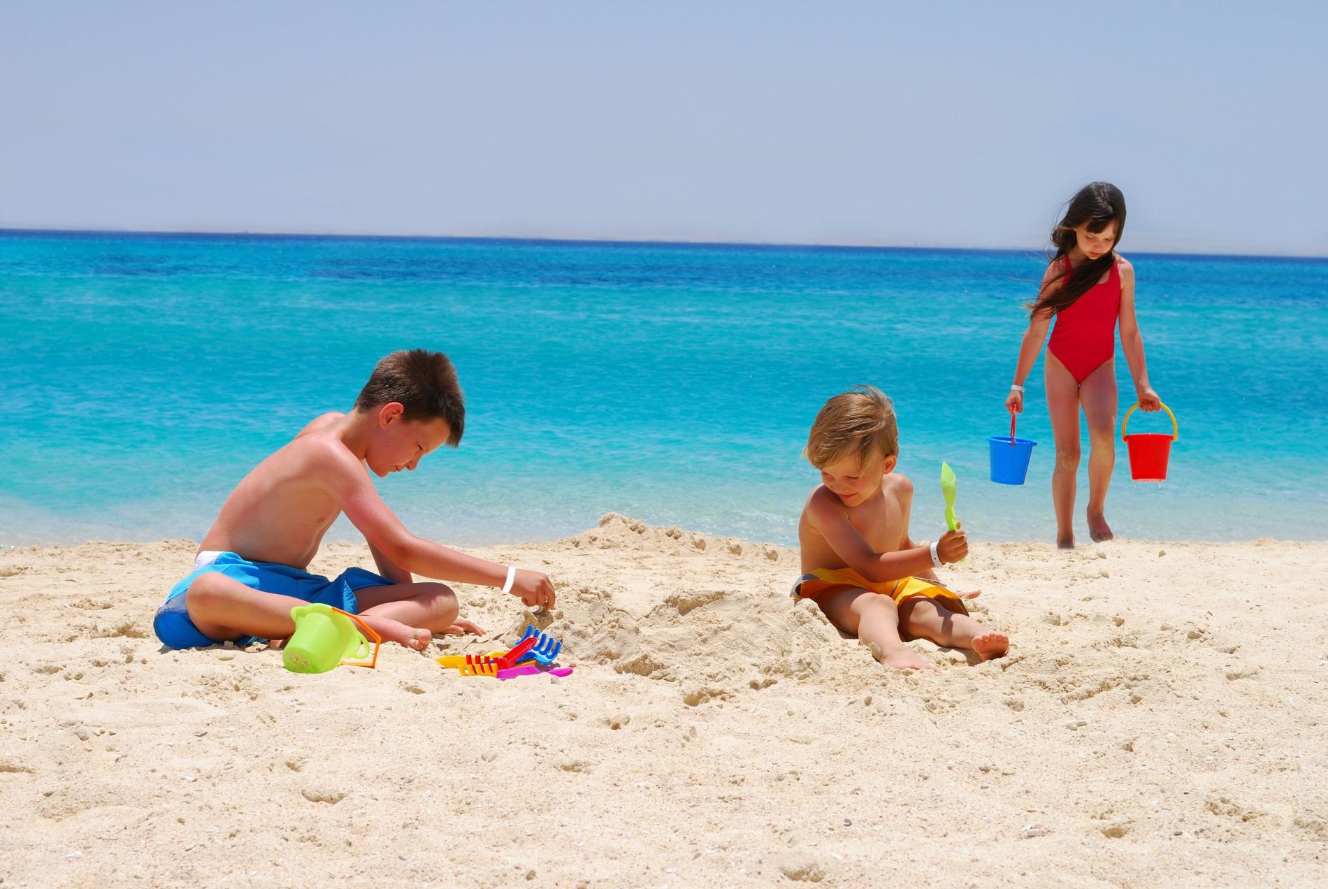10 trucs que ton enfant va inévitablement faire à la plage cet été