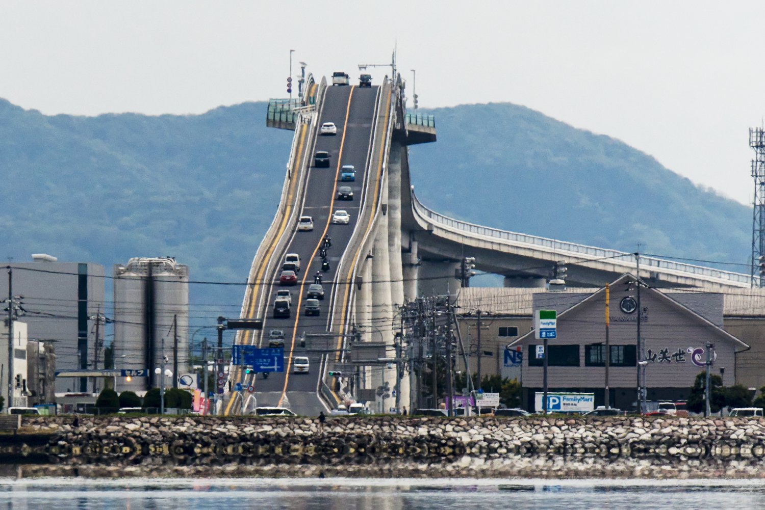 Le pont Eshima Ohashi : ce pont aux allures de montagnes russes