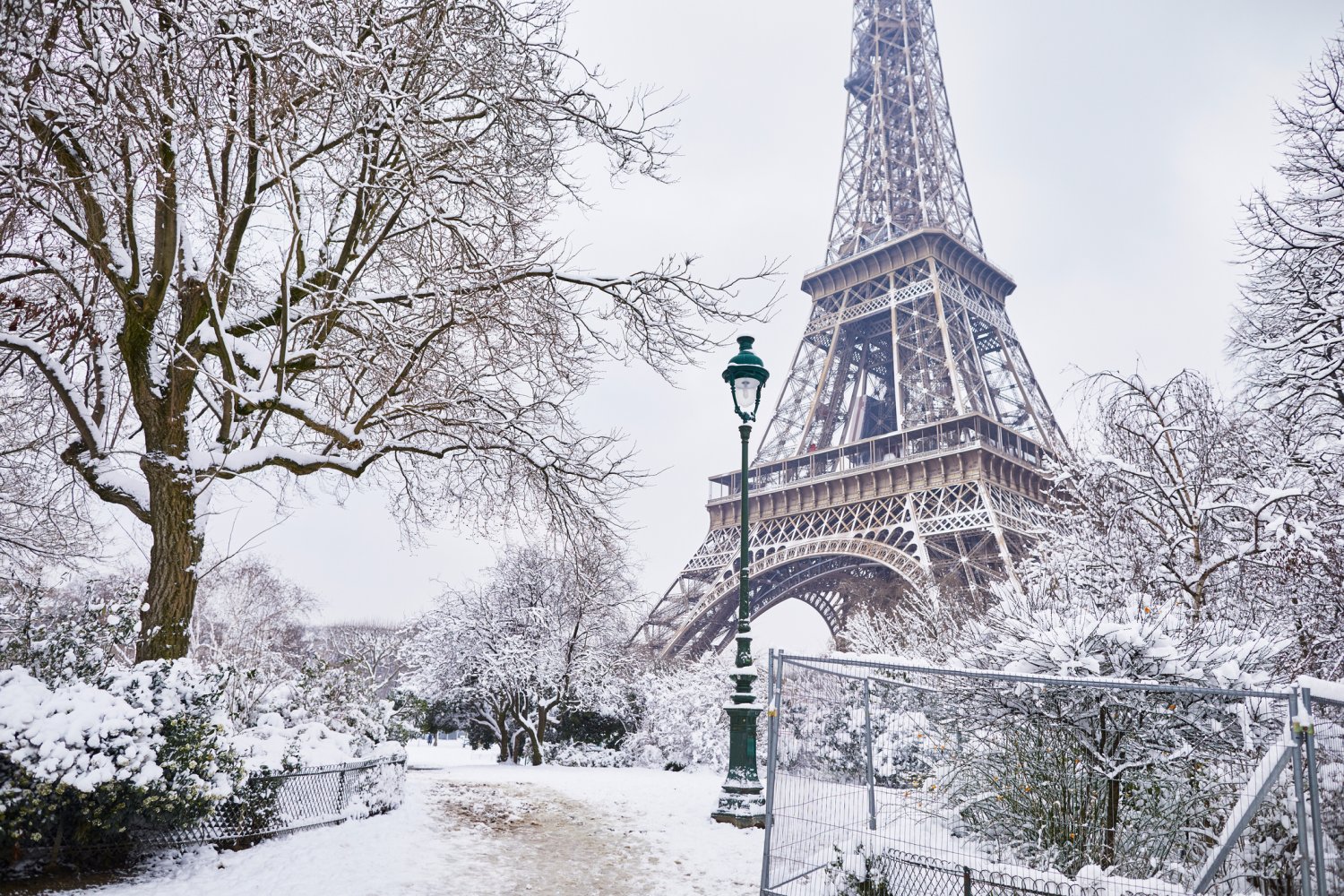 la Tour Eiffel à Paris sous la neige