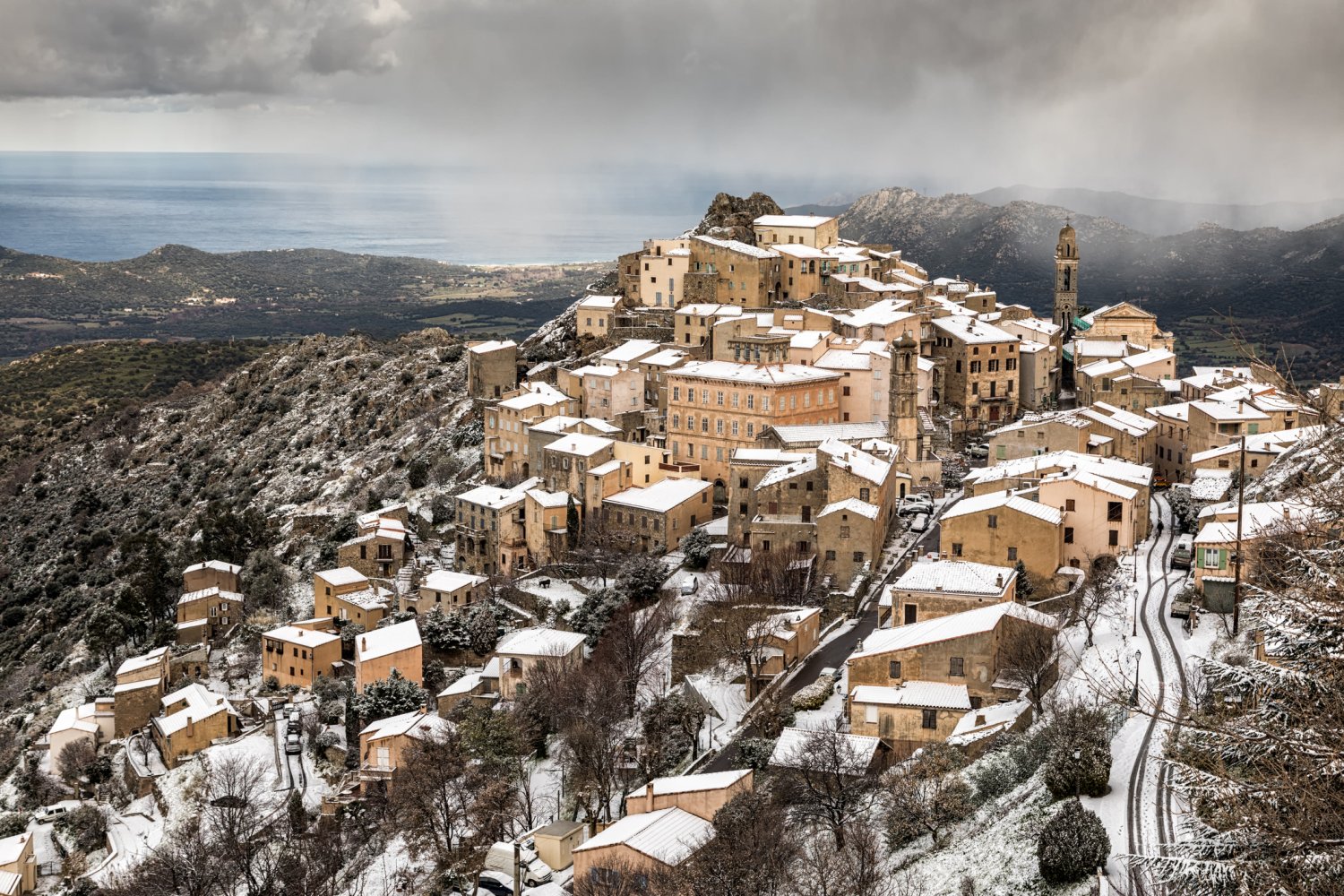 Neige sur le village de montagne de Speloncato en Corse